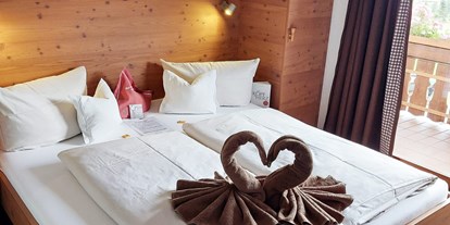 Hotels und Ferienwohnungen im Oberallgäu - Deutschland - Doppelzimmer mit Bergblick - Restaurant Alphorn in Ofterschwang im Allgäu