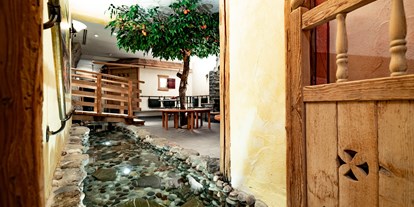 Hotels und Ferienwohnungen im Oberallgäu - Kinder & Familie: Kindergerichte - Garten Eden mit Kneippbach - Hotel Erlebach - 4* Wellnesshotel im Kleinwalsertal
