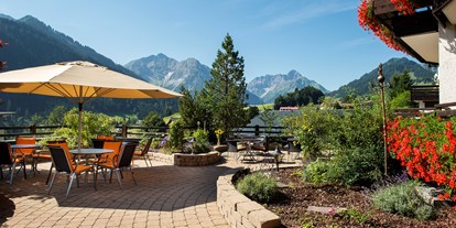 Hotels und Ferienwohnungen im Oberallgäu - Reisegrund: Skiurlaub - Vorarlberg - Terrasse mit Panoramablick - Hotel Erlebach - 4* Wellnesshotel im Kleinwalsertal