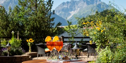 Hotels und Ferienwohnungen im Oberallgäu - Reisegrund: Familienurlaub - Vorarlberg - Aperol auf der Terrasse?  - Hotel Erlebach - 4* Wellnesshotel im Kleinwalsertal