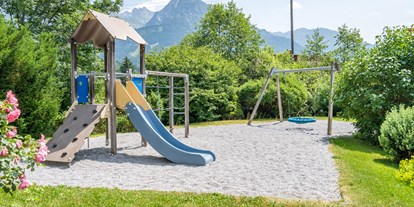 Hotels und Ferienwohnungen im Oberallgäu - Oberallgäu - Kinderspielplatz mit Blick aufs Rubihorn - Wohlfühlhotel Frohsinn in Fischen im Allgäu