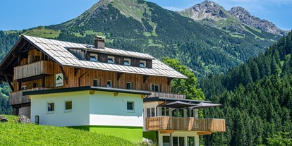 Hotels und Ferienwohnungen im Oberallgäu - Kinder & Familie: Kinder sind nicht erlaubt - Kleinwalsertal - Außenaufnahme im Sommer | DAS KLEEMANNs - DAS KLEEMANNs - Urlaub erfrischend anders