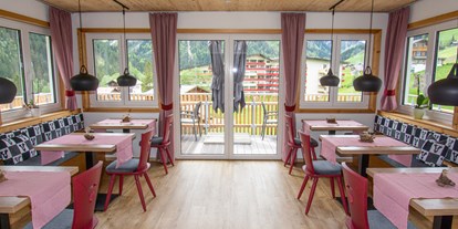 Hotels und Ferienwohnungen im Oberallgäu - Parken & Anreise: Anreise mit ÖPNV möglich - Vorarlberg - Frühstücksraum | DAS KLEEMANNs - DAS KLEEMANNs - Urlaub erfrischend anders