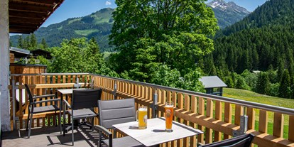 Hotels und Ferienwohnungen im Oberallgäu - Freizeit: Wandern - Vorarlberg - Balkon am Frühstücksraum | DAS KLEEMANNs - DAS KLEEMANNs - Urlaub erfrischend anders