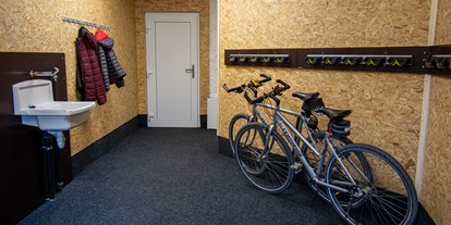 Hotels und Ferienwohnungen im Oberallgäu - Parken & Anreise: kostenloser Parkplatz - Mittelberg (Mittelberg) - Abstellplatz für Fahrräder | DAS KLEEMANNs - DAS KLEEMANNs - Urlaub erfrischend anders