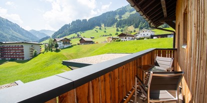 Hotels und Ferienwohnungen im Oberallgäu - Reisegrund: Erlebnisurlaub - Mittelberg Bödmen - Balkon eines Gästezimmers | DAS KLEEMANNs - DAS KLEEMANNs - Urlaub erfrischend anders