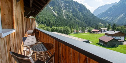Hotels und Ferienwohnungen im Oberallgäu - Ausstattung: WLAN inklusive - Kleinwalsertal - Balkon eines Gästezimmers | DAS KLEEMANNs - DAS KLEEMANNs - Urlaub erfrischend anders
