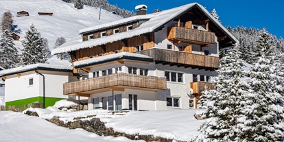 Hotels und Ferienwohnungen im Oberallgäu - Bergbahnticket Inklusive - Österreich - Außenaufnahme im Winter | DAS KLEEMANNs - DAS KLEEMANNs - Urlaub erfrischend anders