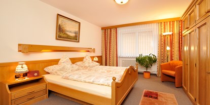 Hotels und Ferienwohnungen im Oberallgäu - Freizeit: Whirlpool - Bayern - Schlafzimmer - Ferienwohnungen Schmid Oberstdorf