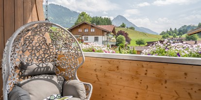 Hotels und Ferienwohnungen im Oberallgäu - Ausstattung Ferienwohnungen / Zimmer: Eigenes Badezimmer - Fischen im Allgäu - Balkon mit Blick aufs Rubihorn - Alpin Hotel bichl 761