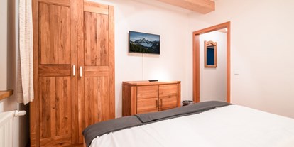 Hotels und Ferienwohnungen im Oberallgäu - Reisegrund: Geschäftsreise - Alpenhaus Oberstdorf - Schlafzimmer 2 App. 401 | gipfelGLÜCK (Untergeschoss) - ALPENHAUS Oberstdorf