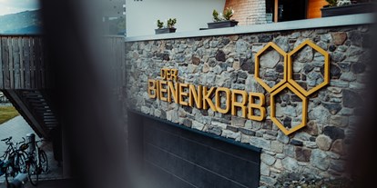 Hotels und Ferienwohnungen im Oberallgäu - Parken & Anreise: Busparkplatz - Der Bienenkorb - Restaurant mit Sonnenterrasse - Der Bienenkorb - Restaurant mit Sonnenterrasse
