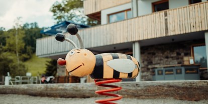 Hotels und Ferienwohnungen im Oberallgäu - Kinder & Familie: kinderwagengeeignet - Der Bienenkorb - Schauimkerei mit Bienenerlebnispfad - Der Bienenkorb - Schauimkerei, Bienenerlebnispfad mit Führungen