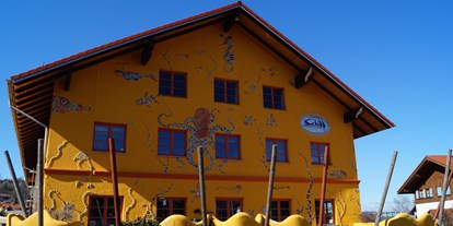 Hotels und Ferienwohnungen im Oberallgäu - Küchenstil: Gut bürgerlich - Zum Schiff - Restaurant & Gasthof in Bihlerdorf
Aussenansicht Sommer  - Zum Schiff in Blaichach - Bihlerdorf im Allgäu