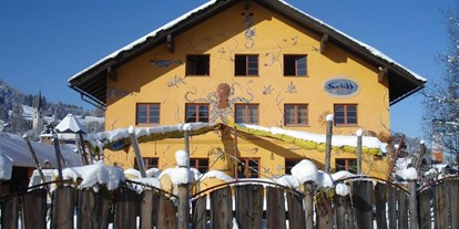 Hotels und Ferienwohnungen im Oberallgäu - Parken & Anreise: kostenlose Parkplätze - Aussenansicht Winter  - Zum Schiff in Blaichach - Bihlerdorf im Allgäu