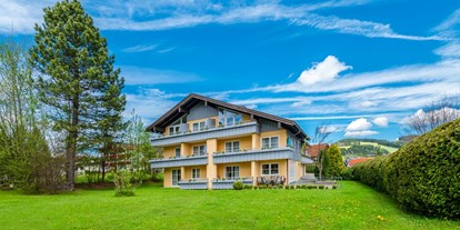 Hotels und Ferienwohnungen im Oberallgäu - Parken & Anreise: kostenloser Parkplatz - Oberstaufen Oberstaufen - Ort - Hotel Neudeck in Oberstaufen im Oberallgäu 