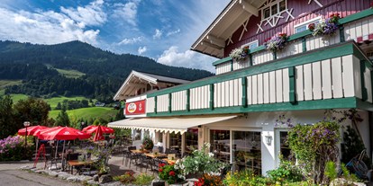 Hotels und Ferienwohnungen im Oberallgäu - Parken & Anreise: Anreise mit ÖPNV möglich - Kleinwalsertal - Terrasse - Alpenblick