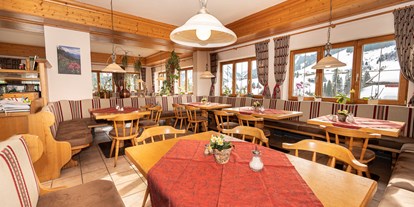 Hotels und Ferienwohnungen im Oberallgäu - Ausstattung: Restaurant - Kleinwalsertal - Gastraum - Alpenblick