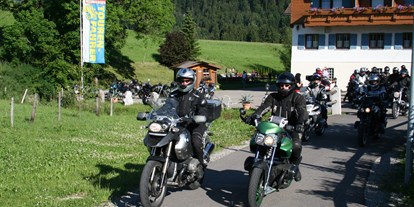 Hotels und Ferienwohnungen im Oberallgäu - Parken & Anreise: Motorrad-Unterstellraum - Pension Forelle mit Halbpension in Obermaiselstein im Allgäu - Ferienpension Forelle