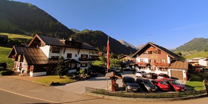 Hotels und Ferienwohnungen im Oberallgäu - Parken & Anreise: Anreise mit ÖPNV möglich - Vorarlberg - Gatterhof mit dem Haupthaus und Nebenhaus - Gatterhof