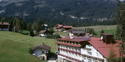 Hotels und Ferienwohnungen im Oberallgäu - Parken & Anreise: Motorrad-Unterstellraum - Riezlern - Hotels im Kleinwalsertal - Montana in Riezlern - Hotel Montana in Riezlern im Kleinwalsertal