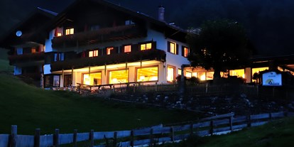 Hotels und Ferienwohnungen im Oberallgäu - Parken & Anreise: kostenloser Parkplatz - Oberstdorf Stillachtal - Abendstimmung - Alpengasthof-Hotel Schwand