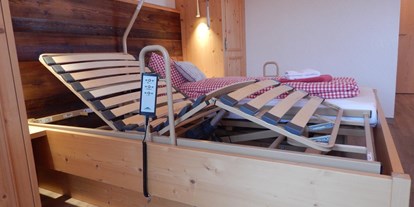 Hotels und Ferienwohnungen im Oberallgäu - Kinder & Familie: Kinder sind willkommen - Pflegeeinleger-Bett im barrierefreien Zimmer - Pflegehotel Allgäu in Sonthofen