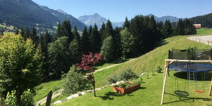 Hotels und Ferienwohnungen im Oberallgäu - Freizeit: Wandern - Riezlern Schwende - Schöner Garten zum Verweilen - Ferienwohnungen Haus Narzisse
