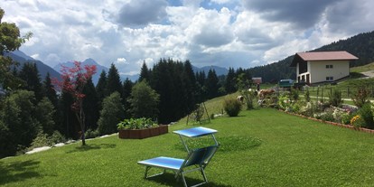Hotels und Ferienwohnungen im Oberallgäu - Reisegrund: Familienurlaub - Vorarlberg - Garten mit Liegestühlen - Ferienwohnungen Haus Narzisse