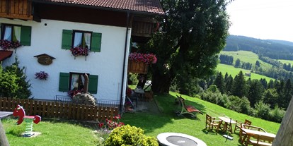 Hotels und Ferienwohnungen im Oberallgäu - Kinder & Familie: Kinderspielplatz - großer Spielplatz - Bergbauernhof Rief in Rettenberg im Allgäu