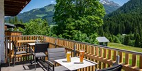 Hotels und Ferienwohnungen im Oberallgäu - Parken & Anreise: Anreise mit ÖPNV möglich - Vorarlberg - Balkon am Frühstücksraum | DAS KLEEMANNs - DAS KLEEMANNs - Urlaub erfrischend anders