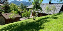Hotels und Ferienwohnungen im Oberallgäu - Parken & Anreise: Motorrad-Unterstellraum - Bayern - Alpenhaus Oberstdorf - Garten (Sommer) - ALPENHAUS Oberstdorf