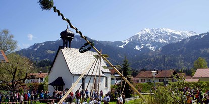Hotels und Ferienwohnungen im Oberallgäu - Oberallgäu - Maibaumaufstellen mit Maibaumfest im Allgäu - Oberallgäu - 1. Mai - Maibaumaufstellen 2024 im Oberallgäu