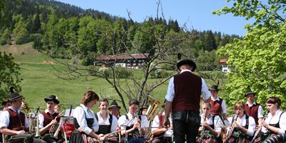Hotels und Ferienwohnungen im Oberallgäu - Wetter: bei jedem Wetter - Maibaumaufstellen mit Maibaumfest im Allgäu - Oberallgäu - 1. Mai - Maibaumaufstellen 2024 im Oberallgäu