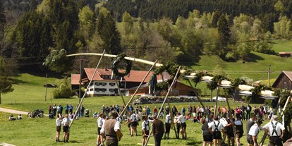 Hotels und Ferienwohnungen im Oberallgäu - Wetter: bei jedem Wetter - Maibaumaufstellen mit Maibaumfest im Allgäu - Oberallgäu - 1. Mai - Maibaumaufstellen 2024 im Oberallgäu