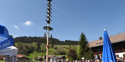 Hotels und Ferienwohnungen im Oberallgäu - Oberallgäu - Maibaumaufstellen mit Maibaumfest im Allgäu - Oberallgäu - 1. Mai - Maibaumaufstellen 2024 im Oberallgäu