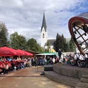 Unterkunft im Allgäu - Dorffest in Oberstdorf im Allgäu rundum den Kirchturm - Oberstdorfer Dorffest 2024 - A Halbe, nammas güets zum easse und ...