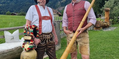 Hotels und Ferienwohnungen im Oberallgäu - Bayern - Hans mit Kuhschele und Jörg mit dem Allgauhorn - Restaurant Alphorn in Ofterschwang im Allgäu
