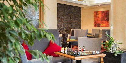 Hotels und Ferienwohnungen im Oberallgäu - Freizeit: Massage - Wie wär´s mit einer Runde Backgammon in unserer Lobby? - Hotel Erlebach - 4* Wellnesshotel im Kleinwalsertal