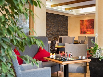 Hotels und Ferienwohnungen im Oberallgäu - Wie wär´s mit einer Runde Backgammon in unserer Lobby? - Hotel Erlebach - 4* Wellnesshotel im Kleinwalsertal