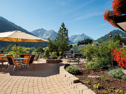 Hotels und Ferienwohnungen im Oberallgäu - Terrasse mit Panoramablick - Hotel Erlebach - 4* Wellnesshotel im Kleinwalsertal