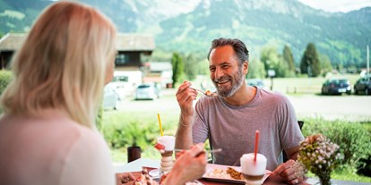 Hotels und Ferienwohnungen im Oberallgäu - Freizeit: Spa & Wellnesscenter - Sonnenterrasse mit Bergblick - Wohlfühlhotel Frohsinn in Fischen im Allgäu