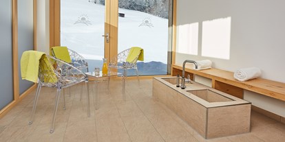 Hotels und Ferienwohnungen im Oberallgäu - Freizeit: Spa & Wellnesscenter - Wellnessbereich mit Blick in die verschneite Landschaft - Wohlfühlhotel Frohsinn in Fischen im Allgäu