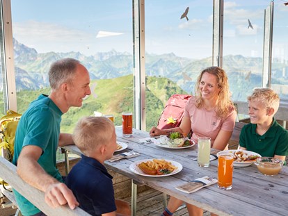Hotels und Ferienwohnungen im Oberallgäu - Riezlern - Kanzelwandbahn in Riezlern im Kleinwalsertal - Die Kanzelwandbahn - grenzenloses Wander- und Bergerlebnis