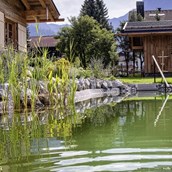 Unterkunft im Allgäu - ALPGLÜCK - Luxus Chalets in Oberstdorf im Allgäu
Freut euch  zurück vom Berg auf das erfrischende Bad in unserem Naturschwimm-Teich. - ALPGLÜCK - Luxus Chalets in Oberstdorf im Allgäu