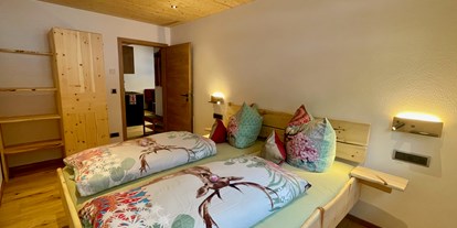 Hotels und Ferienwohnungen im Oberallgäu - Bayern - Ferienwohnung #2 Hirschberg für 2 bis 4 Personen: Schlafzimmer 2 mit Zirbenbett - Bäumers Retreat - Ferienwohnungen in Bad Hindelang