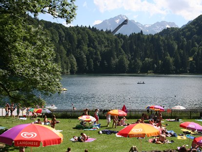 Hotels und Ferienwohnungen im Oberallgäu - Naturfreibad Freibergsee bei Oberstdorf - Naturfreibad Freibergsee mit Bootsverleih bei Oberstdorf