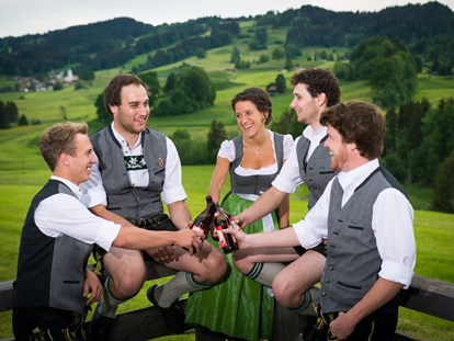 Hotels und Ferienwohnungen im Oberallgäu - Burgexpress beim Maifest in Rettenberg - Kranzegg - Maifest in Rettenberg - Kranzegg