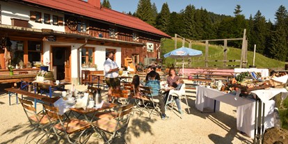 Hotels und Ferienwohnungen im Oberallgäu - Parken & Anreise: Busparkplatz - Bayern - Berghof Schwarzenberg im Alpenwildpark Obermaiselstein - Berghof Schwarzenberg im Alpenwildpark Obermaiselstein