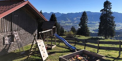 Hotels und Ferienwohnungen im Oberallgäu - Immenstadt im Allgäu Am Mittagberg - Spielplatz an der Alpe Oberberg - Die Mittagbahn über Immenstadt im Sommer